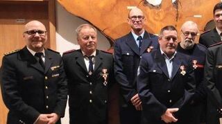 Mit den Geehrten freuen sich Kreisbrandmeister Andreas Geyer (links) sowie Bürgermeister Benjamin Czernin, der ehemalige Abteilungskommandant Rainer Hofmann und Ahorns Kommandant Tobias Gehrig (von rechts).