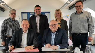 Külsheims Bürgermeister Thomas Schreglmann (rechts) und der Geschäftsführer der Bädergesellschaft Wertheim, Thomas Beier, unterzeichneten am Mittwoch einen Dienstleistungsvertrag. Die Bädergesellschaft übernimmt ab sofort die Aufgaben eines Betriebsleiters für das Külsheimer Schwimmbad. Mit dabei (stehend, von links): Betriebsleiter Ingo Ortel, Aufsichtsratsvorsitzender Wolfgang Stein, Rechnungsamtsleiterin Elke Geiger-Schmitt und Koordinator Oliver Wiesemann.