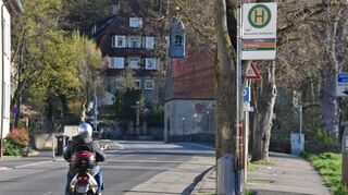 Wolfgangstraße, Blick Richtung Wolfgangsbrücke und -kapelle: Die Bushaltestelle vor Ort wird bald barrierefrei sein.
