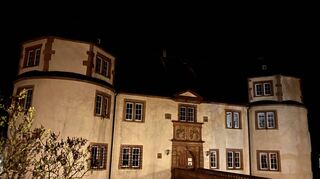 Die Energiesparverordnung des Bundes läuft an diesem Samstag aus. Doch viele Kommunen verzichten weiterhin auf die Beleuchtung öffentlicher Gebäude – so auch die Gemeinde Hardheim. Das Schloss wird bis auf Weiteres nicht angestrahlt.