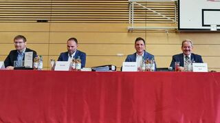 Zur Wahlveranstaltung in der Werbacher Tauberhalle hatten auf dem Podium neben Hauptamtsleiter Tobias Schwarzbach und Wahlausschussleiter und Bürgermeister Ottmar Dürr (Bildmitte) die Kandidaten (von links) Georg Wyrwoll, Stefan Kempf, Lutz Strobel und Thomas König Platz genommen.