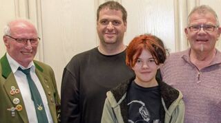 Bei den Wahlen gab es einige Veränderungen. Im Bild Reiner Lechner (Ehrungsausschuss), Steffen Hess (stellvertretender Schriftführer), Lea Wolfinger (Jugendsprecherin), Manfred Beeg (Kassier) und Frieder Bauer (Oberschützenmeister).