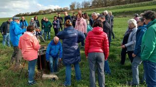 Die Besichtigung der Brunnenstube war ein Punkt in der Wanderung zu den Wittighäuser Quellen und Brunnen.