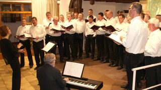 Ein echtes Meisterstück präsentierte der Projektchor aus Liederkranz Schäftersheim und Sängerkranz Nassau mit „Amoi seg’ma uns wieder“ von Andreas Gabalier. Das Publikum applaudierte stehend.