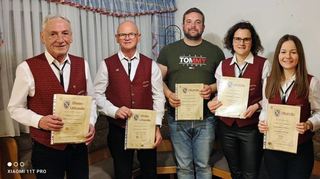 Die Geehrten (von links): Alfred Goldschmitt, Peter Kuch, Thomas Bundschuh, Katja Dillinger, Marie Müssig und Musikvereinsvorsitzender Christoph Goldschmitt. Es fehlen Simone Brick und Ronja Schneider.