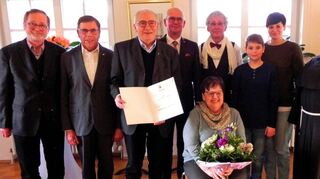 Diakon Karl-Heinz Becker (Dritter von links) erhielt die Erinnerungsmedaille der Stadt Walldürn in Bronze.