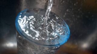 Leitungswasser kann schnell zu Mineralwasser gemacht werden – dafür gibt es mittlerweile eine ganze Reihe von Sprudlern auf dem Markt.
