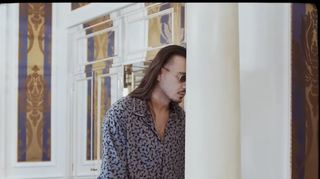 Rapper auf Sinnsuche: Ein Screenshot aus dem untertitelten Video zum neuen Apache-207-Lied "Schimmel in der Villa" von Regisseur Niko Kaouris.