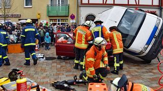 Bei einem simulierten Verkehrsunfall stellten die Einsatzkräfte von Freiwilliger Feuerwehr, DRK-Ortsverband und THW ihr perfektes Zusammenspiel unter Beweis.