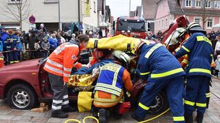 Rettungsschere und Spreizer kommen zum Einsatz, um zu den Verletzten im Pkw vorzudringen.