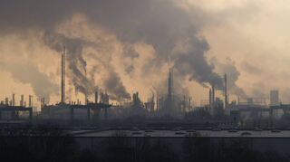 Auch die BASF in Ludwigshafen stößt Treibhausgase aus – die Reduzierung ist ein wichtiges Thema.