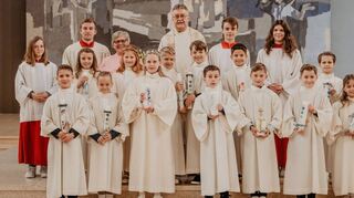Erstkommunion in Markelsheim: Das Bild zeigt Vincent Haag, Ronja-Sophie, Eva Metzger, Finn Metzger, Nick Metzger, Jan Scheidel (Apfelbach), Fynn Bamberg, Lea Braun, Mateo Euring, Noah Lehr, Ben Scheidel, Victoria Vetter, Lilli Weiß (Markelsheim) sowie Pfarrer Thomas Frey, Gemeindereferentin Anette Roppert-Leimeister und Ministranten.