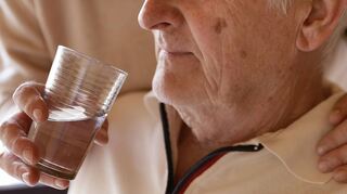 Pflegende Angehörige sind oft rund um die Uhr für den Pflegebedürftigen da.