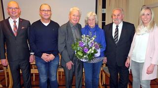 Bei der Mitgliederversammlung des Fördervereins Odenwald Hospiz gab es einen Wechsel im Vorstand: Dr. Rudolf Trabold (Zweiter von links) folgte Helmut Greulich (Dritter von links) im Amt des Vorsitzenden.