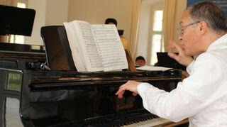 Motivierend, korrigierend und sofort mit Tipps zur technischen Umsetzung des Vorschlags, dazu gut gelaunt und mit immensem musikalischen und menschlichen Feingefühl entwickelt der Musikalische Leiter Fausto Nardi mit den angehenden Profis ihre Rollen.