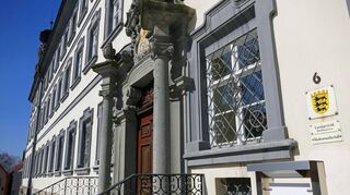 Im Landgerichtsgebäude am Marktplatz Ellwangen hat auch die Staatsanwaltschaft als unabhängige, organisatorisch selbstständige Behörde ihren Sitz.