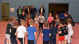 Projektleiter Sebastian Fröbel (Zweiter von rechts, hinten) begrüßte in der Wimpina-Grundschule Helga Schwarz-Dörzenbach, Anne Rottermann, Bürgermeister Roland Burger und den Beigeordneten Benjamin Laber (von links). Sie machten sich ein Bild vom Bildungsprojekt „Die Bewegte Schule“, das an acht Grund- und weiterführenden Schulen in Buchen gestartet ist.