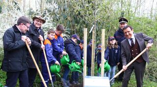Zum Jubiläum gab es eine Pflanzaktion im Kurpark mit (von links) Landrat Christof Schauder, OB Udo Glatthaar, Kindern und Jugendlichen der Jugendfeuerwehr Wachbach und Bad Mergentheim, Jochen Herrschlein und Landtagsvizepräsident Dr. Wolfgang Reinhart.