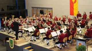 Blasmusik in seinen verschiedensten Facetten präsentierte die Musik- und Feuerwehrkapelle in der Königheimer Brehmbachtalhalle.
