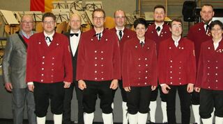 Die durch den Blasmusikverband Odenwald-Bauland Geehrten für 50 Jahre (rechtes Bild) und 25 Jahre aktive Mitgliedschaft in der Musik- und Feuerwehrkapelle.