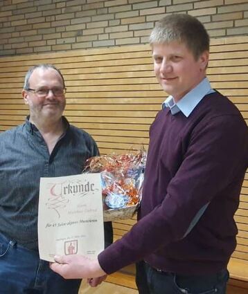 Andreas Drack (rechts) ehrte Matthias Zubrod für 45 Jahre aktives Musizieren.