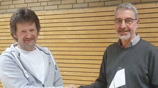Dirigent Helmut Hirsch (links) verabschiedet den früheren Vorsitzenden, Sänger und Moderator der Impfinger Musikanten, Gerhard Lippert.
