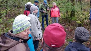 70 Personen nahmen an der Grenzwanderung in Assamstadt teil. Bild: Christoph Frank