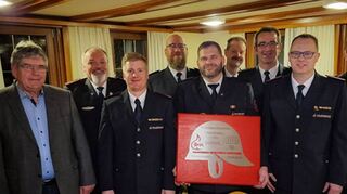Veränderungen gab es bei der Bofsheimer Abteilungswehr. Das Bild zeigt den neuen Abteilungskommandanten Marcel Geiger (Dritter von links) mit seinen Stellvertretern Michael Himpel (Vierter von links) und Björn Kämmerer (Zweiter von rechts) sowie dem seitherigen Abteilungskommandanten Uwe Schweizer (Mitte) im Beisein von weiteren Aktiven und Ehrengästen.