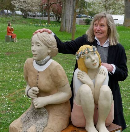 Künstlerin Hilde Würtheim erläuterte den Besuchern ihre Gedanken und die verschiedenen Arbeitsschritte bei der Schaffung der Skulpturen.