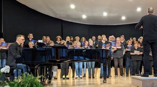 Moderne Gospelmusik bot der Bad Mergentheimer Workshopchor unter Leitung von Micha Keding in der Wandelhalle. Den ganzen Tag über hatte das Ensemble auf Einladung des hiesigen Gospelchors „Gospeltime“ dafür geprobt.