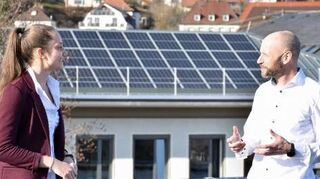 Nadine Hofmann und Jürgen Muhler von der Energieagentur vor einer Photovoltaik-Anlage.