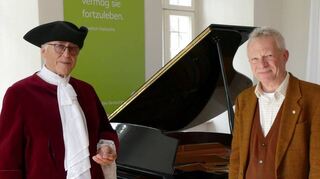 Generalsekretär und Akademieleiter Ulrich Wüster freut sich über den Flügel von Familie Keßler.