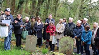 Bei einer Führung auf dem jüdischen Friedhof in Wertheim hoben Ursula Kohout (Zweite von links) und Gerhard Kohout (links) die Bedeutung der Anlage als wichtiges Zeugnis der Geschichte hervor.