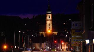 Die markante Stadtkirche St. Martin in Tauberbischofsheim wird nach dem Ende der Energiespar-Verordnung wieder beleuchtet und ist damit weithin zu sehen.