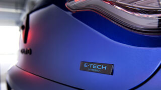 mid Köln / Paris - Der Clio E-Tech Full Hybrid 145 wird beim Anfahren immer vom Elektromotor angetrieben und kann in der Stadt bis zu 80 Prozent rein elektrisch fahren.