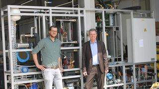 Thomas Kappes (links) und Dietmar J. Engelbrecht vor einem Wassermodul für einen Wärmepumpenprüfstand aus dem Hause EP.