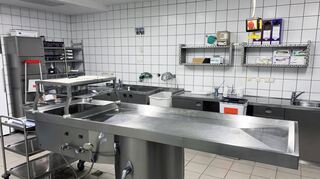 Seziertisch in der Rechtsmedizin Würzburg: Nur etwa ein Prozent der rund 400 Obduktionen pro Jahr sind auf ein Kapitalverbrechen zurückzuführen.