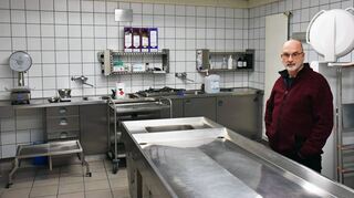 Institutsleiter Professor Michael Bohnert an einem Sektionstisch in der Würzburger Rechtsmedizin.