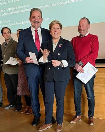 Bürgermeister Ottmar Dürr (Dritter von rechts) und Ortsvorsteher Roland Johannes (rechts) erhalten die Auszeichnung aus Händen der Ministerin Nicole Razavi.