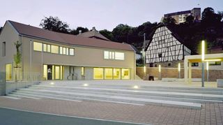 Das Gemeinschaftshaus und der Dorfplatz bilden seit 2015 die neue und gelungene Gamburger Ortsmitte. Sie dient als offen zugänglicher Raum der Zusammenkunft und hat schon einige Preise gewonnen.