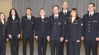 Beförderungen: Der Stellvertretnde Stadtkommandant Sebastian Quenzer, Ortsvorsteher Michael Müller, Abteilungs-Kommandant Bernd Lehle und sein Stellvertreter Manuel Baumann freuten sich mit den beförderten weiblichen Feuerwehrlern.