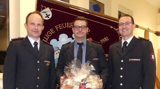 Verabschiedung: Mit etwas Wehmut verabschiedeten Bernd Lehle und Manuel Baumann den Gründer der Jugendfeuerwehr Thomas Göhring aus seinem Amt, der sich bleibende Verdienste um die Feuerwehr Löffelstelzen erworben habe.
