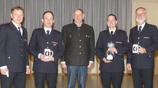 Ehrungen: Auf dem Bild die anwesenden geehrten Wehrmänner Bernd Lehre, Manuel Baumann und Ansgar Weiß zusammen mit Ortsvorsteher Michael Müller, Stadtrat Thomas Tremmel und dem Stellvertretenden. Stadtkommandant Sebastian Quenzer.