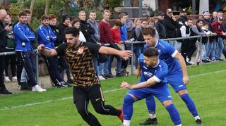 Der VfB Reicholzheim (hier in den blauen Trikots) kann mit einem Sieg bei Türkgücü Wertheim seine Tabellenführung verteidigen.