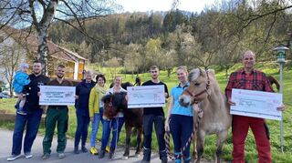Die Welle der Solidarität und Hilfsbereitschaft nach dem Großbrand an der Linkenmühle in Rippberg war riesig. Zahlreiche Vereine, Institutionen und Firmen spendeten. Darunter auch die Walldürner Bäckereien Leiblein und Müssig und der Stadtmarketingverein „Walldürn gemeinsam“. Die symbolischen Spendenschecks wurden am Mittwoch an Familie Block übergeben.