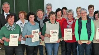 Für 40 Jahre Mitgliedschaft wurden zahlreiche Mitglieder geehrt (zwei Bilder oben).