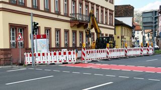 Der Standort der Informationstafel (links) nahe der Einfahrt zur Parkgarage Altstadt wird verlegt.