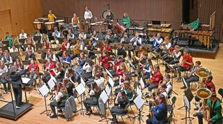 Rekordkulisse für 76 junge Musikerinnen und Musiker: Das Kreisjugendblasorchester begeisterte in der voll besetzten Tauberphilharmonie in Weikersheim die Zuhörerinnen und Zuhörer.