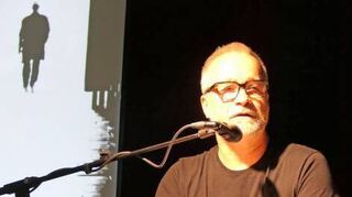 Thomas Darchinger rief bei einem Live-Hörspiel zum achtsamen Umgang mit Demokratie auf.