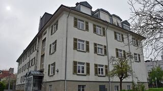 Das ehemalige städtische Altenpflegeheim von der Denni-Hoffmann-Straße aus fotografiert.